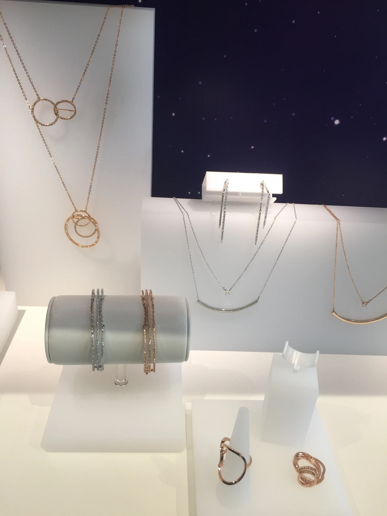 モダンで華やかなジュエリーでいつもの服を女っぽく