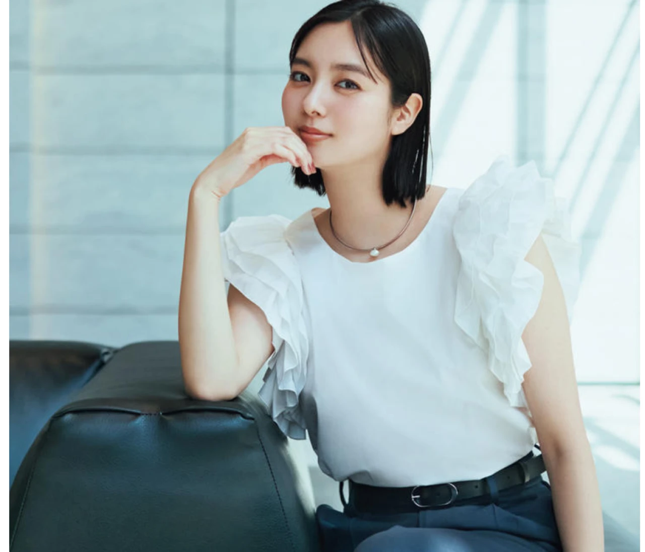 【シンプル派にもおすすめ】大人女子フリルブラウス・シャツコーデ15選！　甘すぎない大人フェミニントップスで通勤や休日の着回しにアクセントを