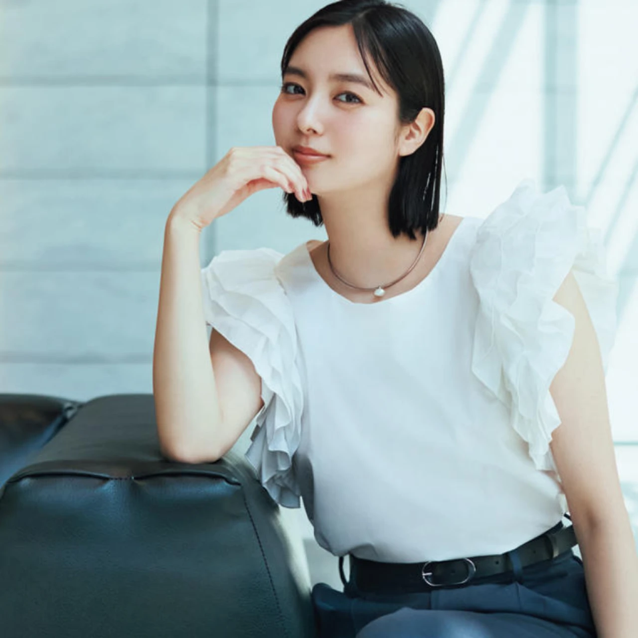 【シンプル派にもおすすめ】大人女子フリルブラウス・シャツコーデ15選! 甘すぎない大人フェミニントップスで通勤や休日の着回しにアクセントを