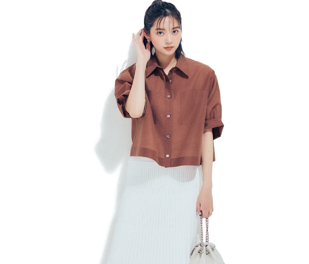 予想最高気温33℃／きれいめ服に旬のスニーカーを合わせアクティブ通勤【BAILA今日のコーデ】