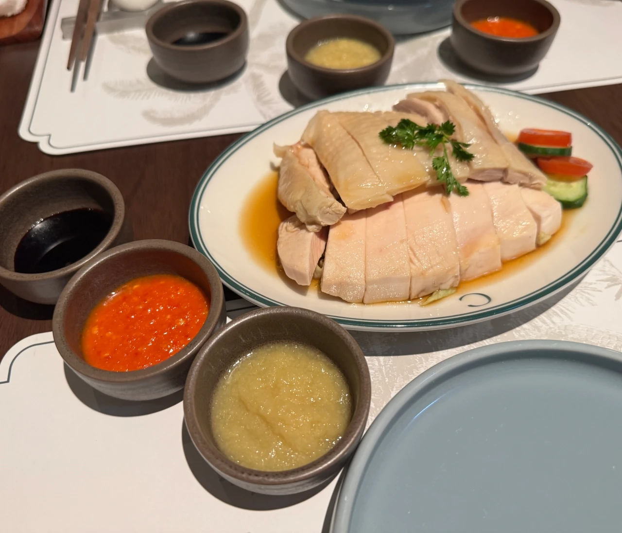  【東京駅グルメ】シンガポールの名店「CHATTERBOX」が丸の内に上陸！世界一高いチキンライスとは！？