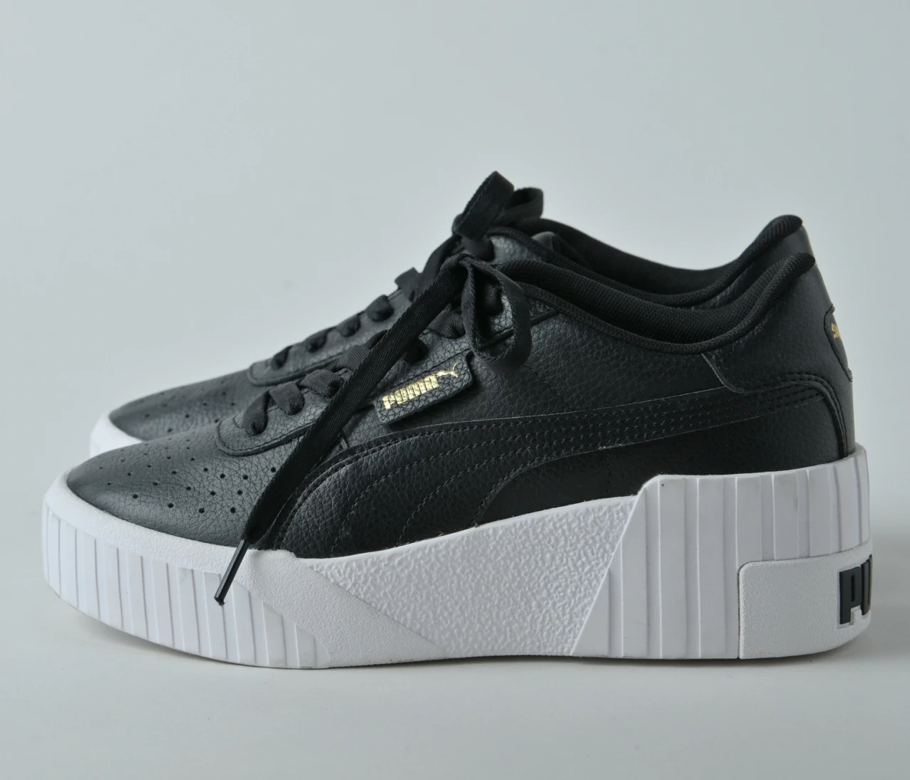  脚長効果抜群！「PUMA（プーマ）」の「CALI ウェッジ」は夏に嬉しい高機能スニーカー【きれいめ服に似合う黒スニーカー】