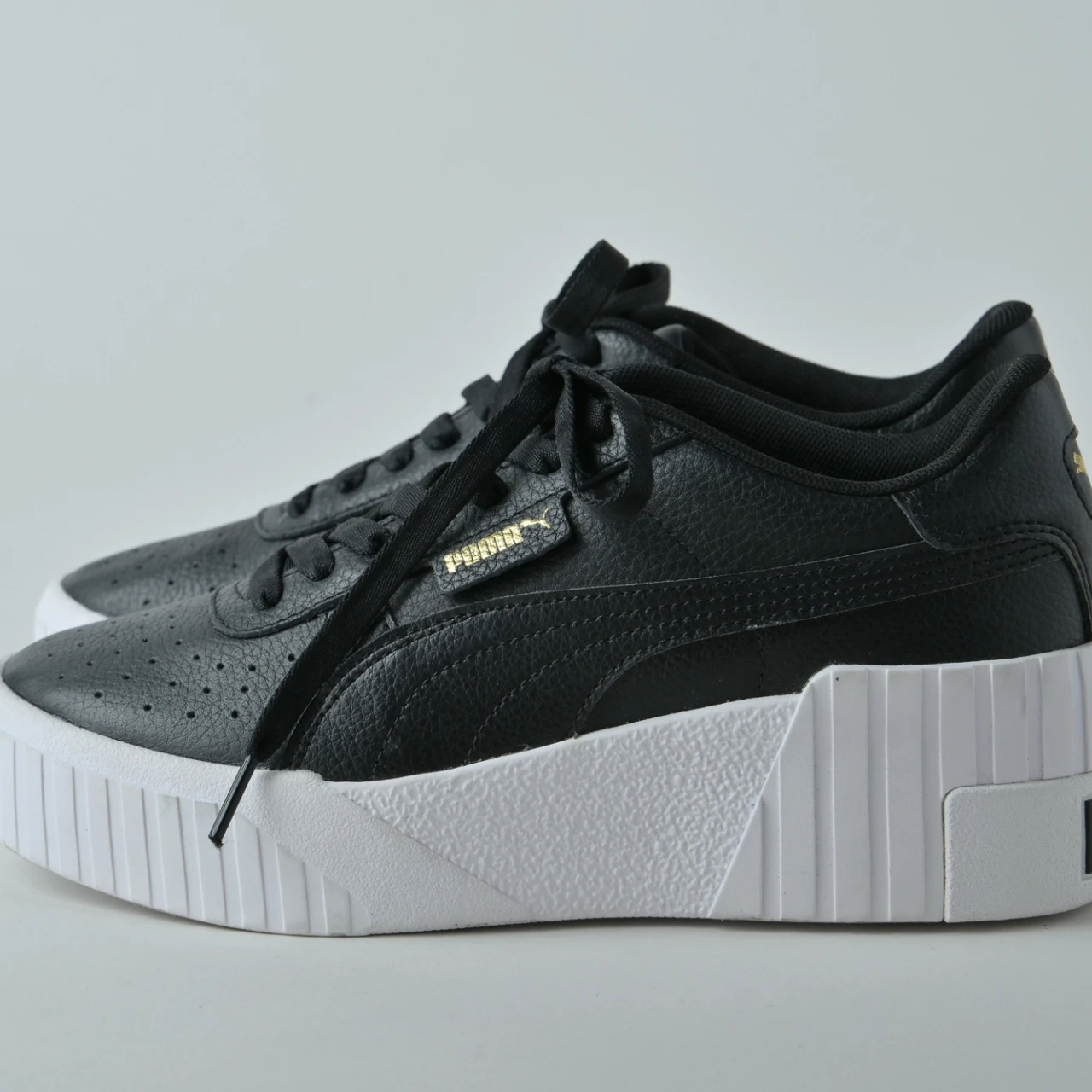  脚長効果抜群！「PUMA（プーマ）」の「CALI ウェッジ」は夏に嬉しい高機能スニーカー【きれいめ服に似合う黒スニーカー】