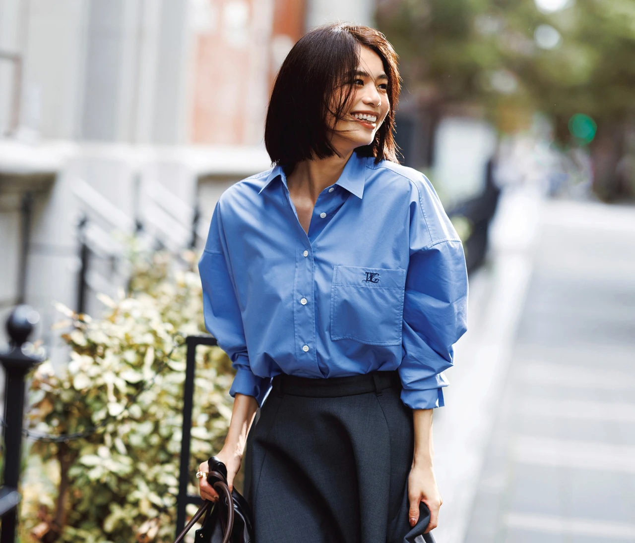 予想最高気温30℃／ミディ丈スカート×ロングブーツの旬コンビが新鮮な華やぎを連れて【BAILA今日のコーデ】