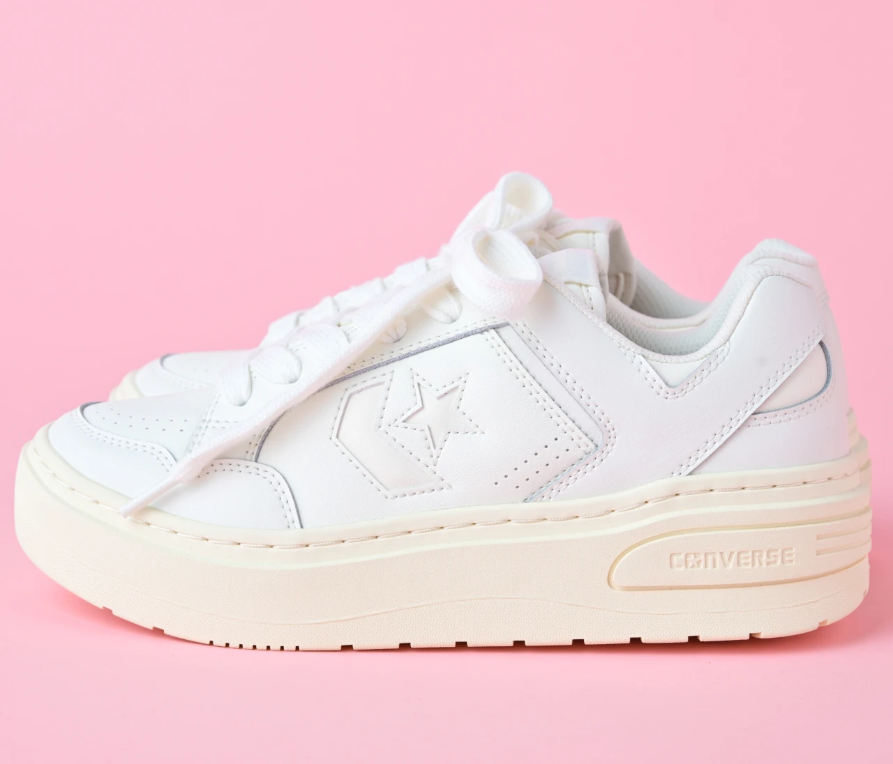 【CONVERSE（コンバース） 白スニーカー】着用レビューも！ WEAPON PLTS FS OXは、ぽってり感が可愛い厚底スニーカー「きれいめ服に似合う白スニーカー vol.86」