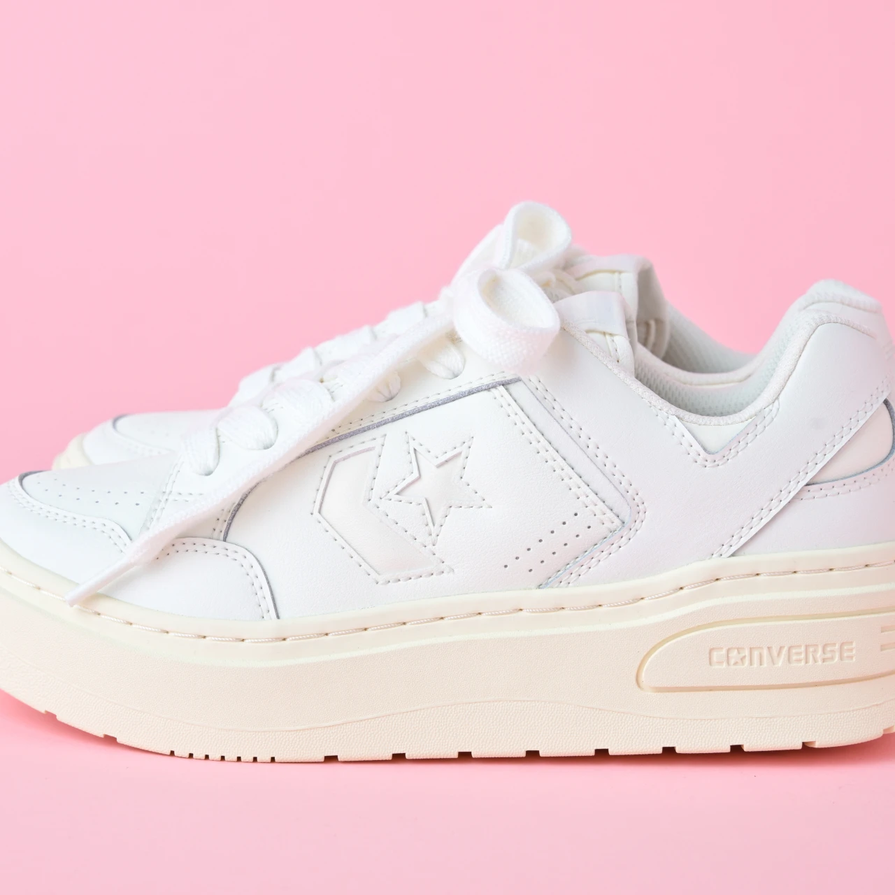 【CONVERSE（コンバース） 白スニーカー】着用レビューも！ WEAPON PLTS FS OXは、ぽってり感が可愛い厚底スニーカー「きれいめ服に似合う白スニーカー vol.86」