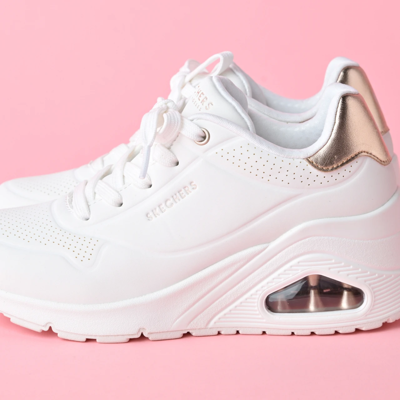 【スケッチャーズ 白スニーカー】着用レビューも! ウノ ウェッジ - ハイ ステップスは、フェミニン派におすすめのヒールスニーカー「きれいめ服に似合う白スニーカー vol.67」