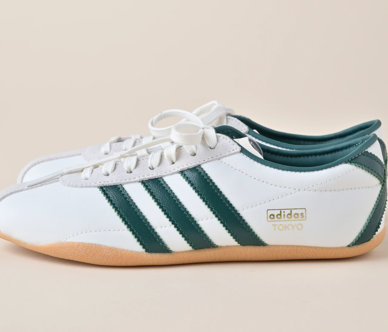 【adidas Originals（アディダス オリジナルス） 白スニーカー】着用レビューも！ TOKYOは、レトロな雰囲気が魅力の薄底スニーカー「きれいめ服に似合う白スニーカー vol.96」