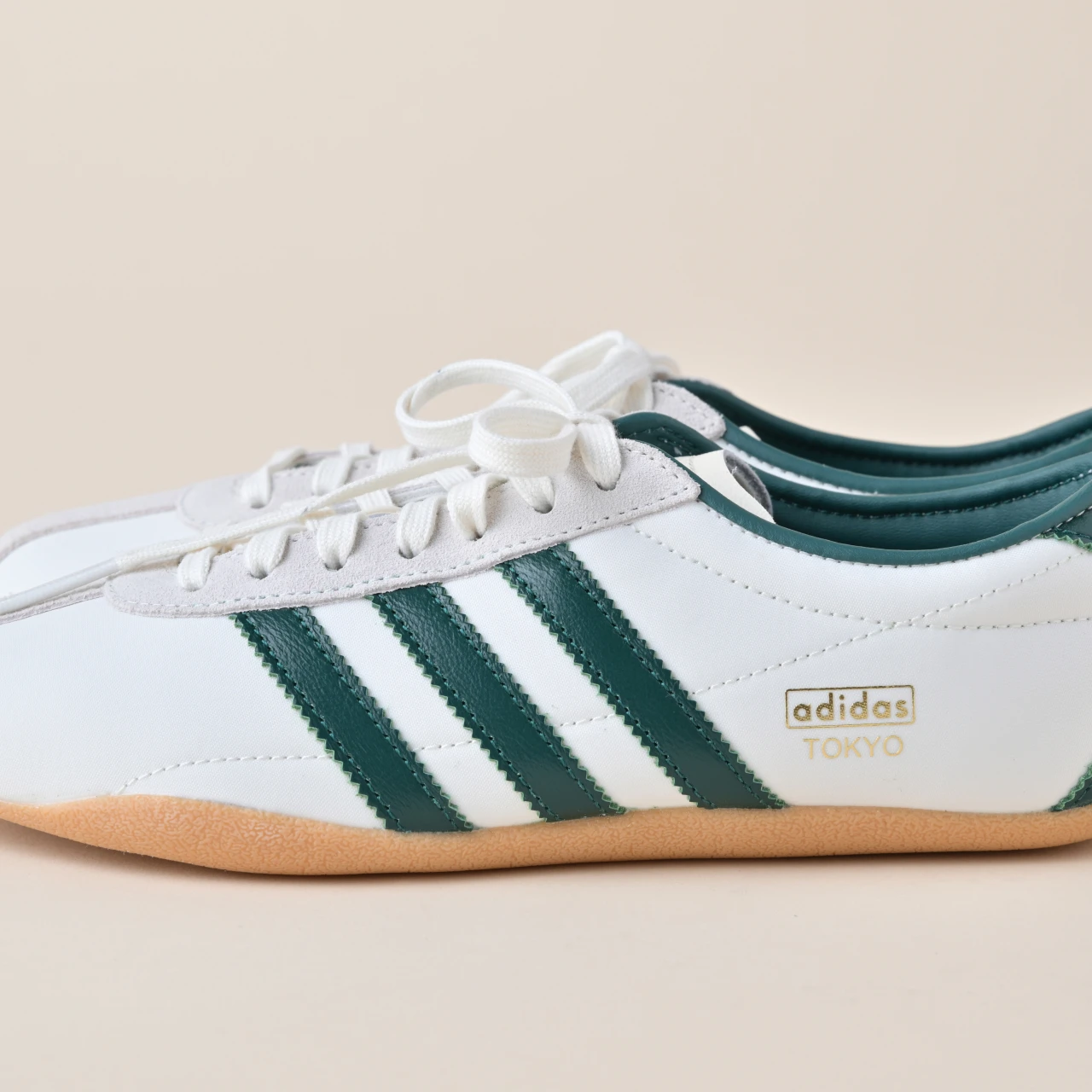 【adidas Originals(アディダス オリジナルス) 白スニーカー】着用レビューも! TOKYOは、レトロな雰囲気が魅力の薄底スニーカー「きれいめ服に似合う白スニーカー vol.96」