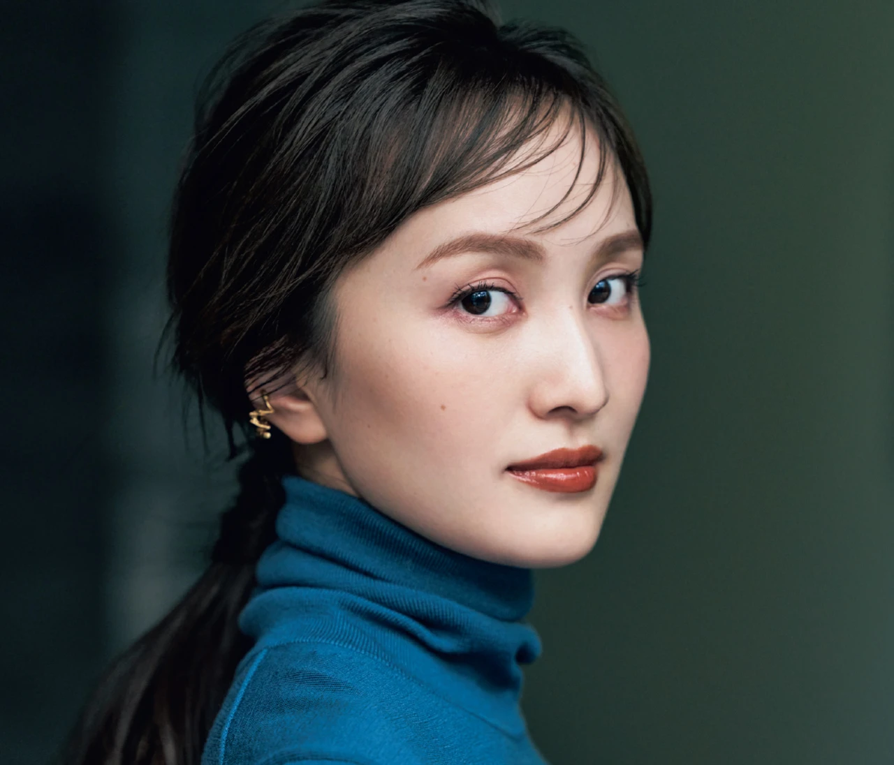 【百田夏菜子さん×ヘアアレンジ】取れかけ風巻き髪ベースだから映える、こなれムードの「ひとつ結び」