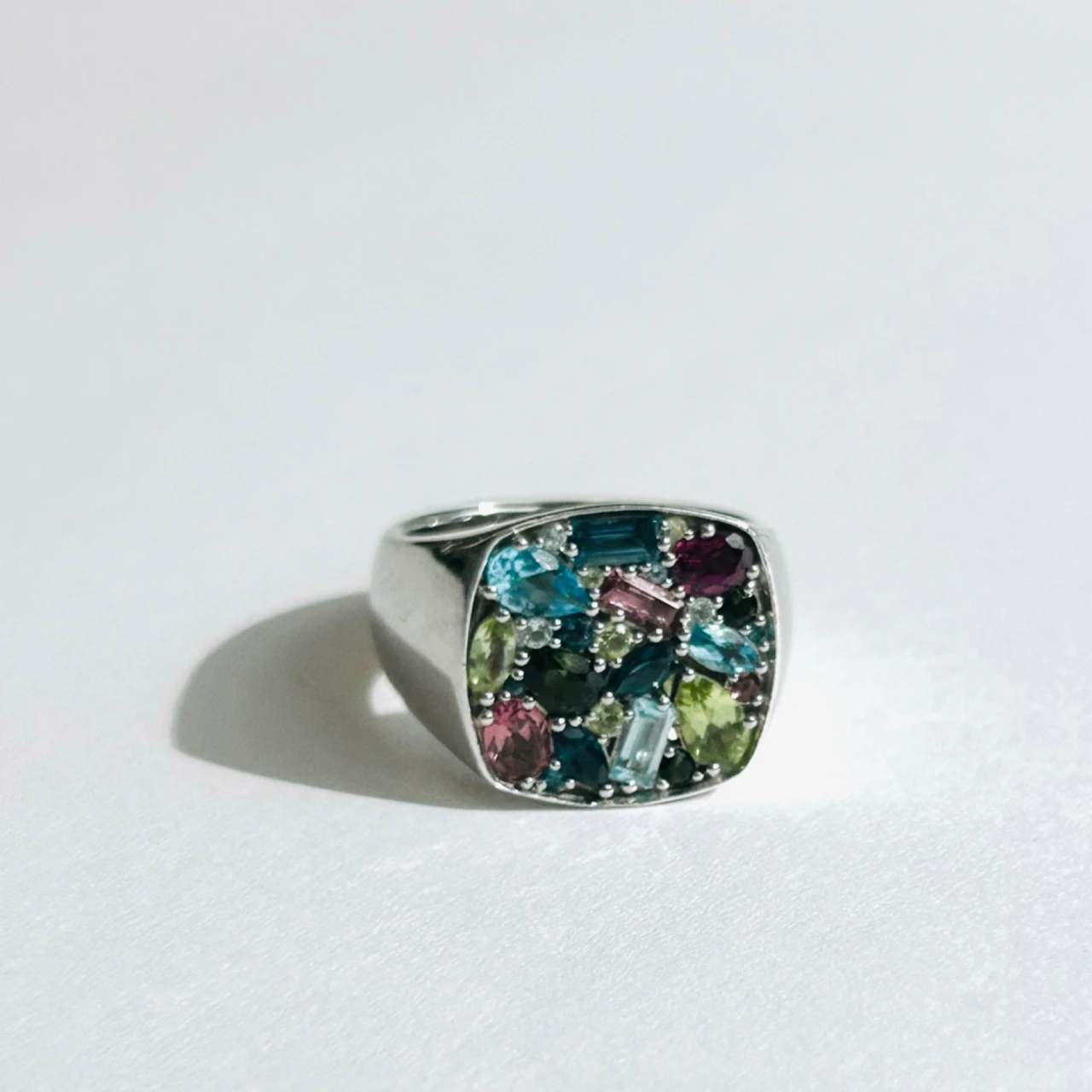 「Tom Wood」の万華鏡みたいな色石リングにキーボード打つたびうっとり!【エディターズピック】