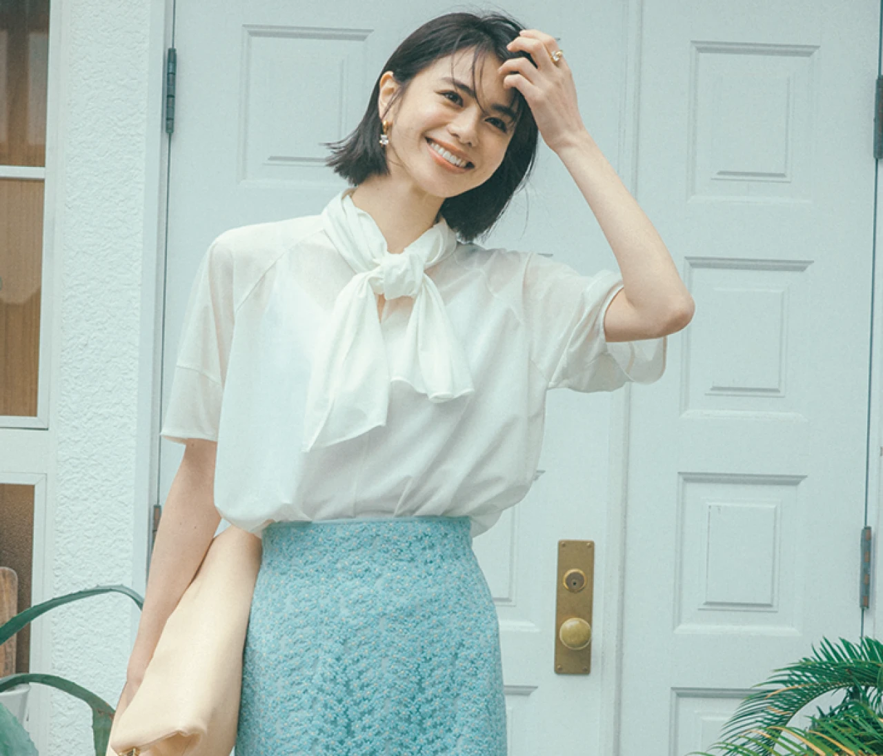 予想最高気温33℃／暑い季節も一枚で華やぐボウタイブラウスが主役【BAILA今日のコーデ】