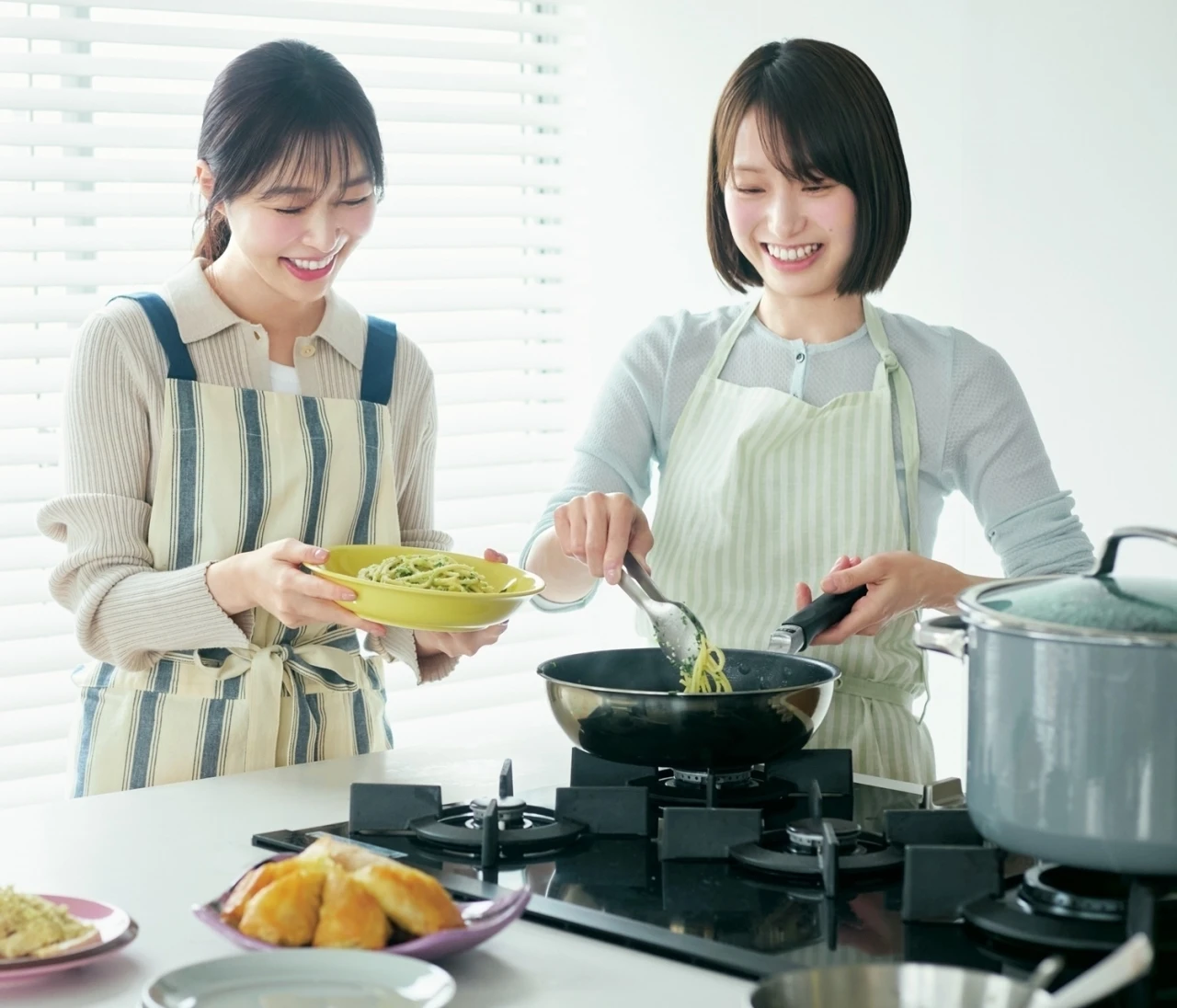 【指原莉乃と長谷川あかりのご自愛ラジオ】おうち女子会が盛り上がるレシピを二人で料理。同世代ならではの女子会トークは必見!