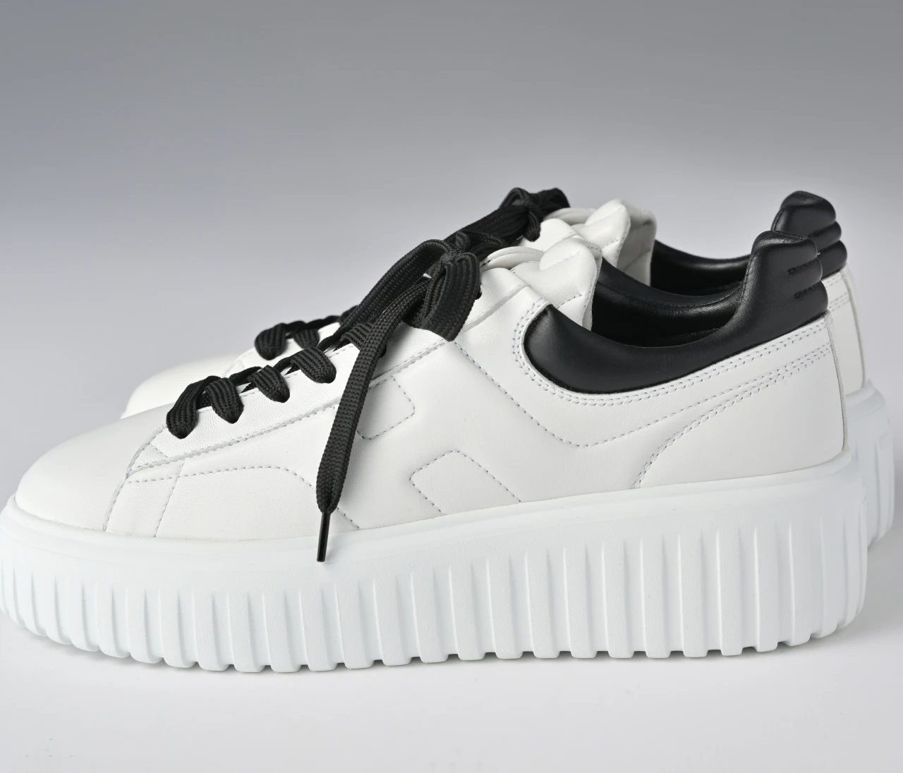【 HOGAN（ホーガン） 白スニーカー】着用レビューも！ ホーガン H ストライプスは、今どきな足もとが作れる厚底スニーカー 「きれいめ服に似合う白スニーカー vol.83」