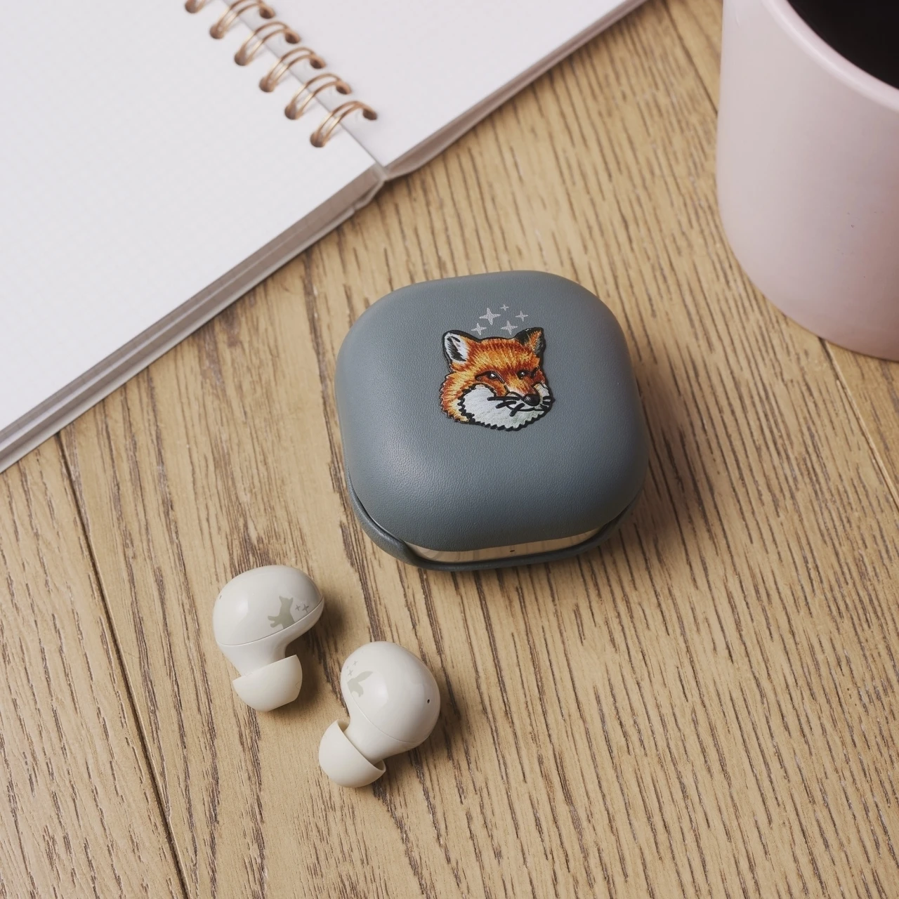 「Galaxy」×「メゾン キツネ」コラボのワイヤレスイヤホン発売!フォックスロゴに気分が上がる♡