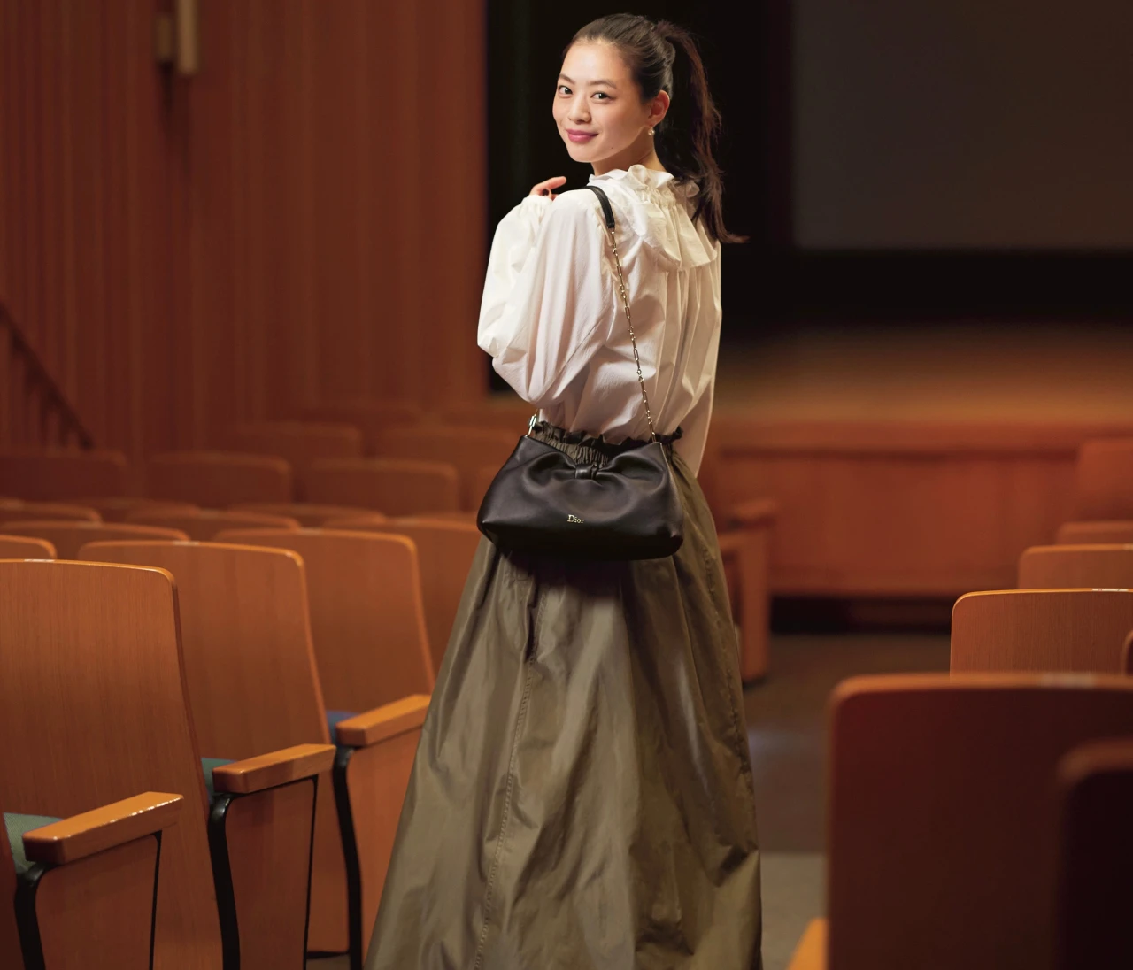 【憧れバッグコーデ】シックさと華やかさを両立する「ディオール」のバッグが主役【BAILA今日のコーデ】