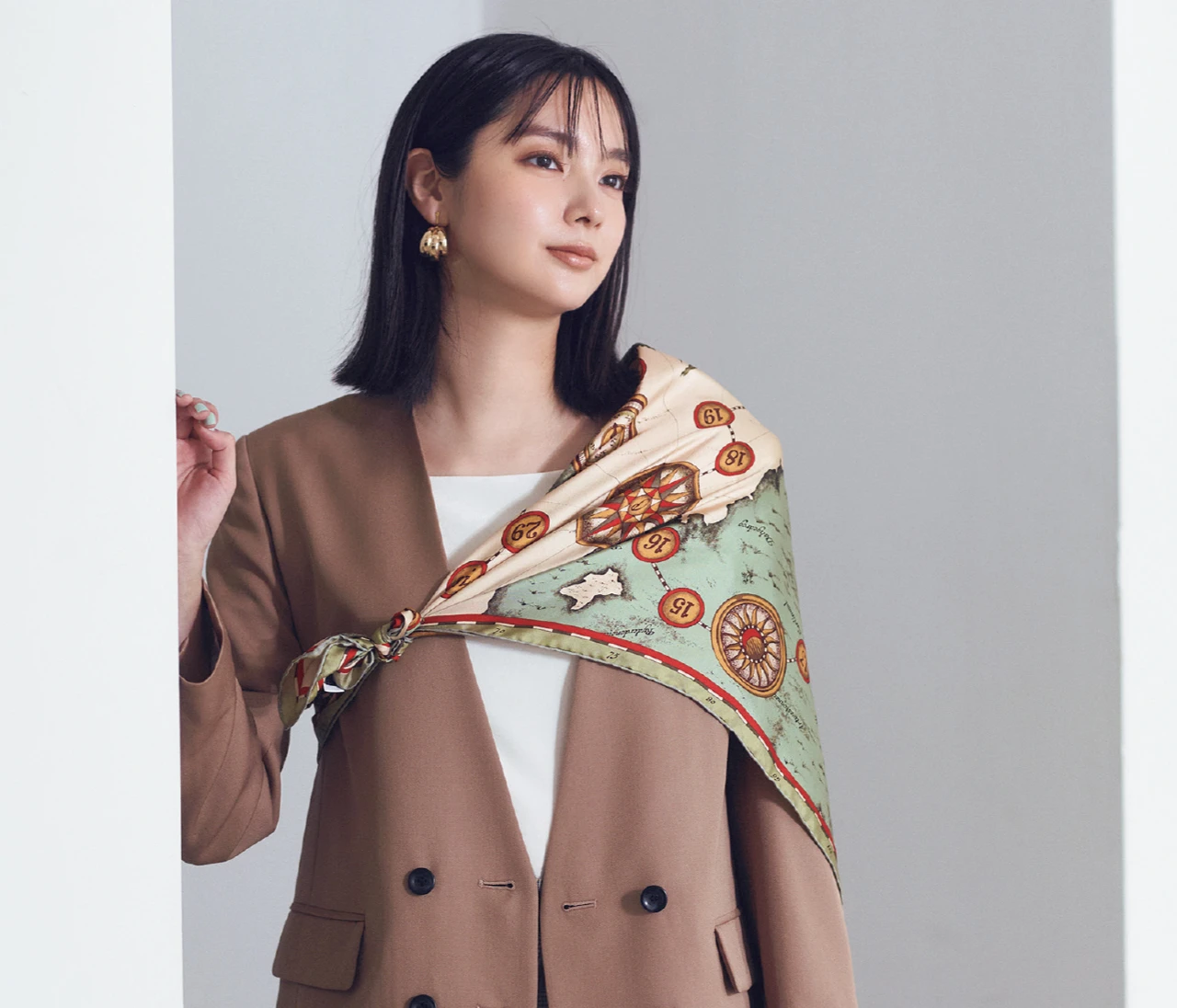 ジャケットにスカーフをたすきがけしていつものコーデを新鮮に【「スカーフ上手」になりたい！】