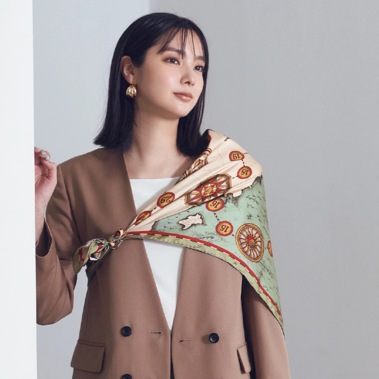 ジャケットにスカーフをたすきがけしていつものコーデを新鮮に【「スカーフ上手」になりたい!】