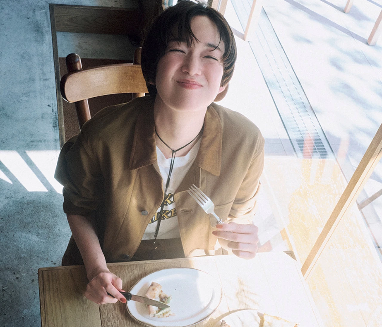 新宿御苑の話題店「GRIN」で佐藤栞里が“野菜をたっぷりピザ”に舌鼓【もぐもぐしーさんぽ】