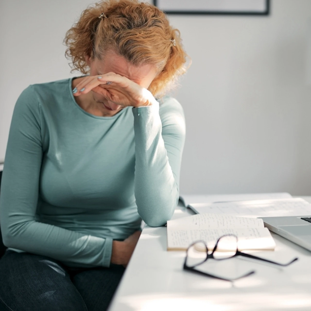 「生理痛で仕事が手につかない・・・」月経やPMSの悩み、 オフィスでオープンにしてる？【ナミコセンパイのオフィス相談室】