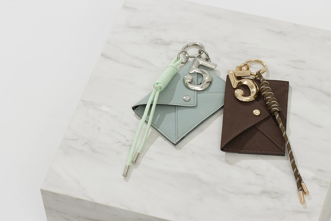 カードホルダーつきの“Numbers Charm”