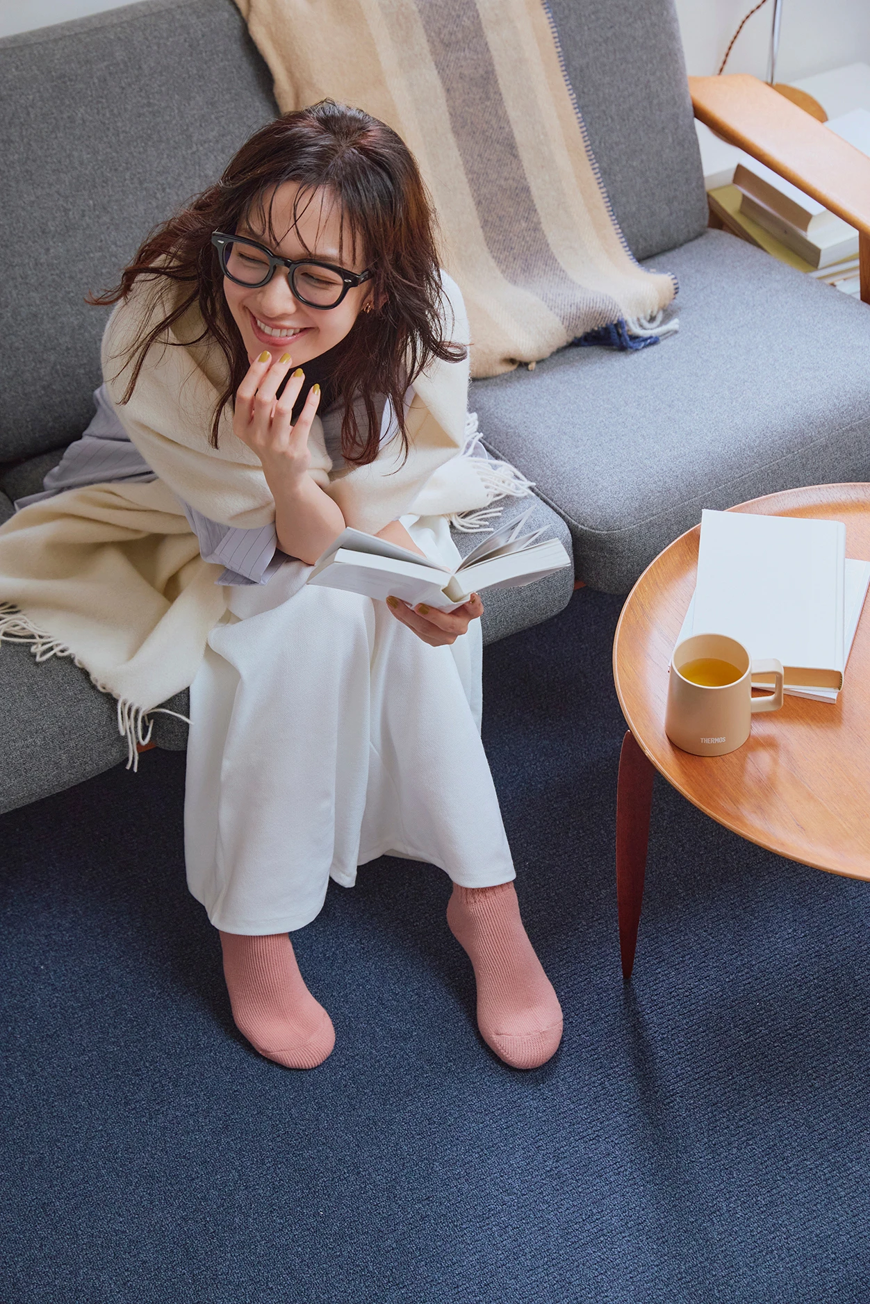 森 絵梨佳　“魔法びん”に着想を得て開発された“起毛であったかルームソックス”