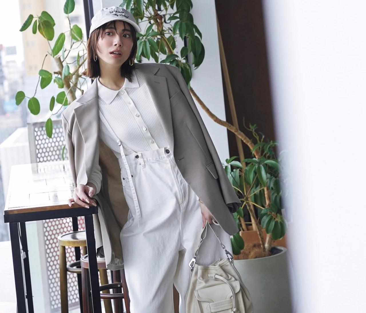 【春のトレンド・白コーデ】ベージュ合わせでラフな着こなしを品よく【BAILA今日のコーデ】