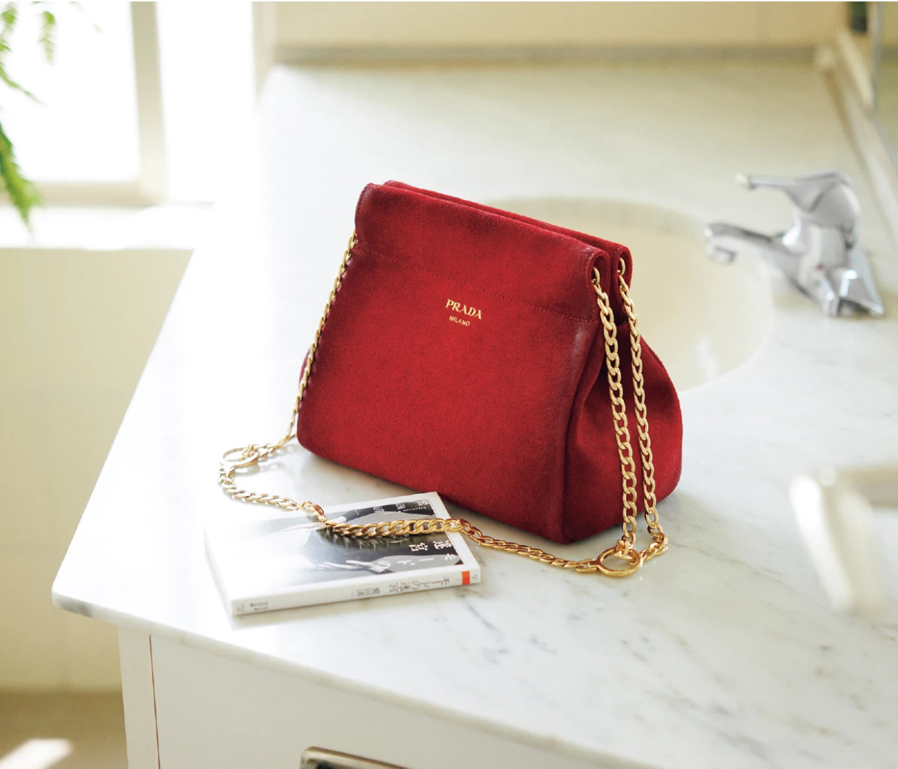 【プラダ】この秋「プラダ アンシェネ」の新作バッグで知性と洗練をきわだたせて