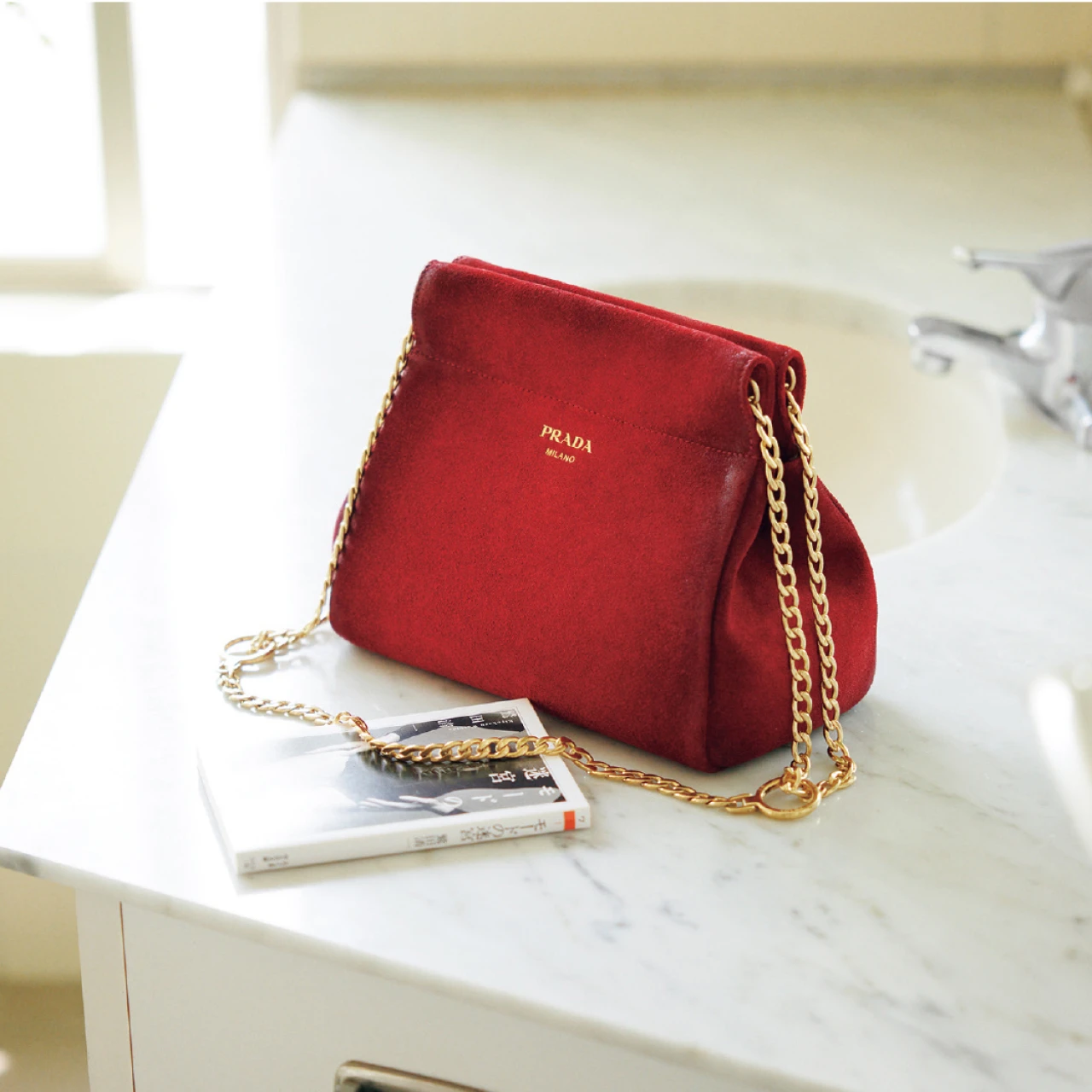 【プラダ】この秋「プラダ アンシェネ」の新作バッグで知性と洗練をきわだたせて