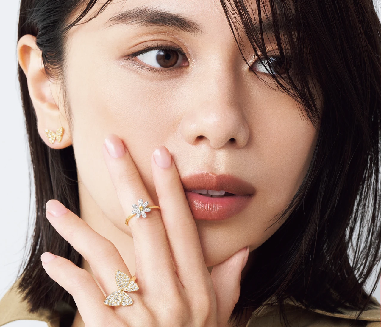 【旬リング、重ねづけの最適解】耳元との統一感がカギ。モチーフリングで可愛げを