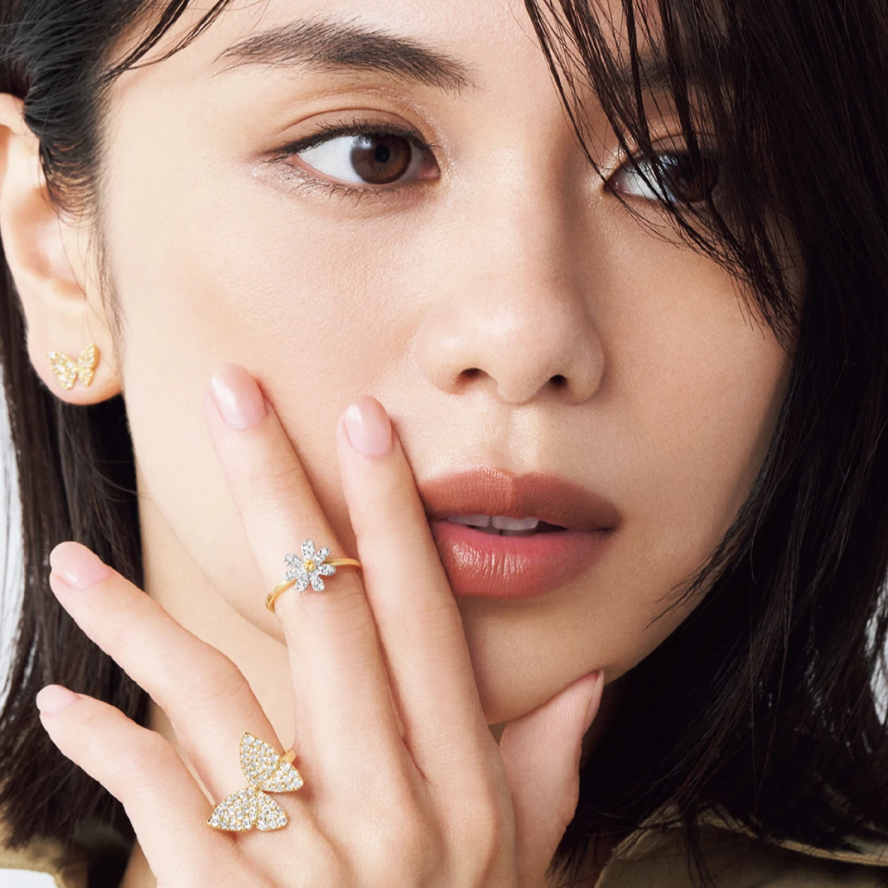 【旬リング、重ねづけの最適解】耳元との統一感がカギ。モチーフリングで可愛げを