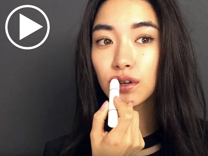 ドローイングリップで、唇にセンシュアル〈1〉