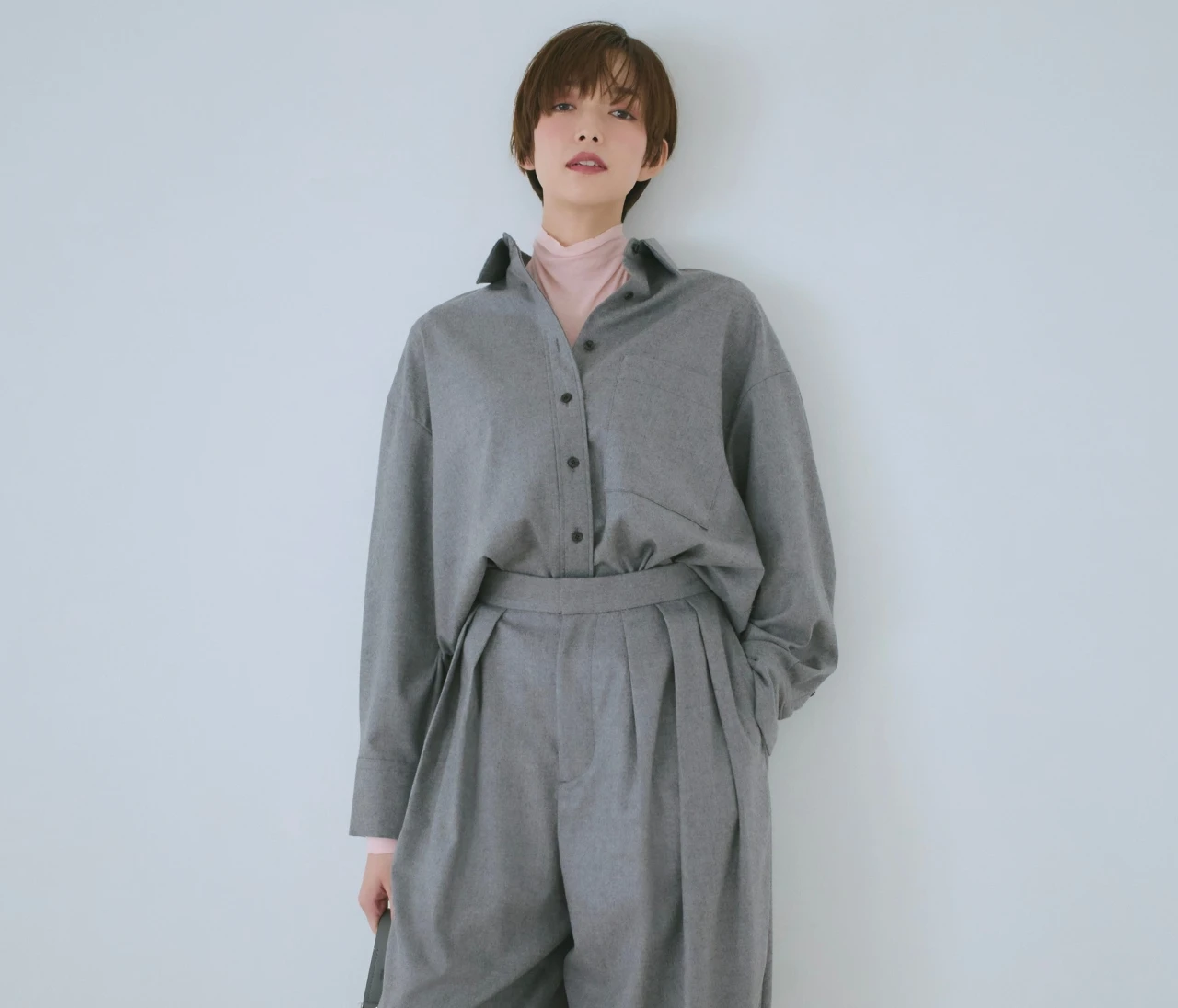 【グレー×ピンク レイヤードコーデ】透けパステルをインにきかせるだけで着こなし鮮度が急上昇【BAILA今日のコーデ】