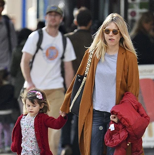 今年は足もとのファーがやっぱりオシャレ♥シエナ・ミラー【日めくりセレブ】