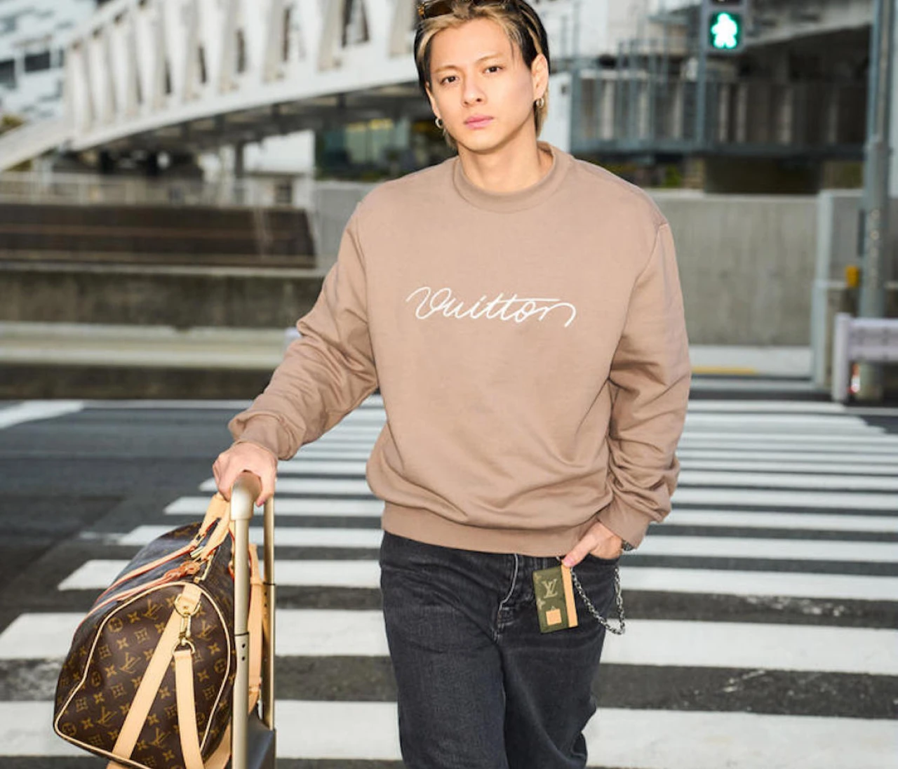 平野紫耀さんがパリへ!「ルイ·ヴィトン」をまとい空港に登場!