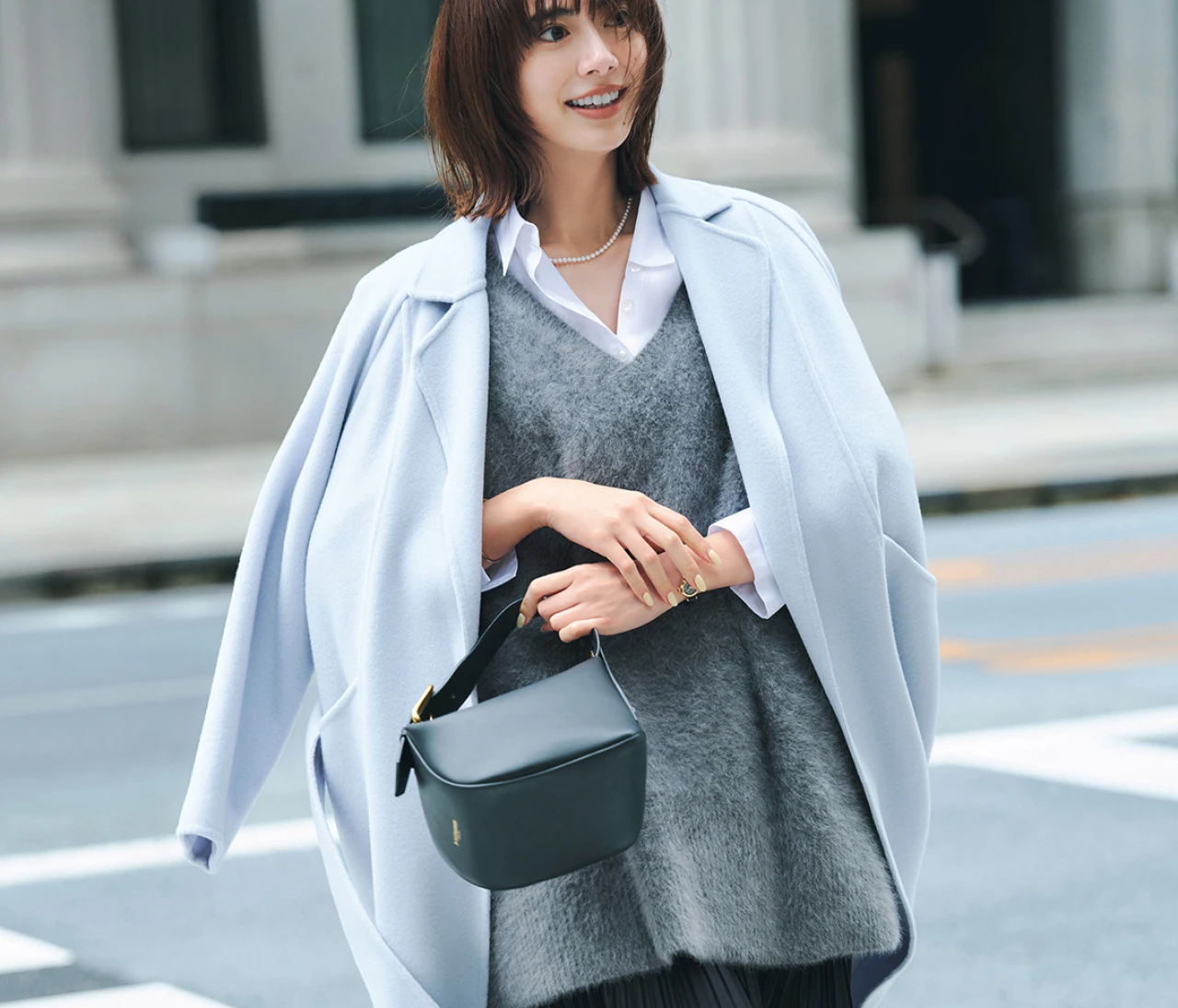 【きれい色コートコーデ】透明感のあるブルーなら、グレー×ブラックのいつもの出社コーデが一気にアップデート【BAILA今日のコーデ】