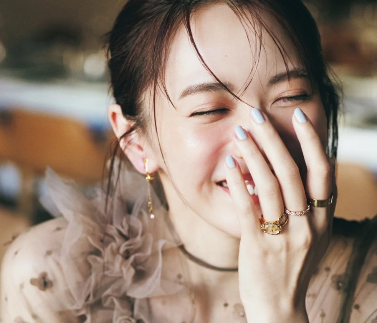 【結婚式お呼ばれの日のアクセ】“パール以外”の被らないアクセは、光る＆華奢めが好バランス！