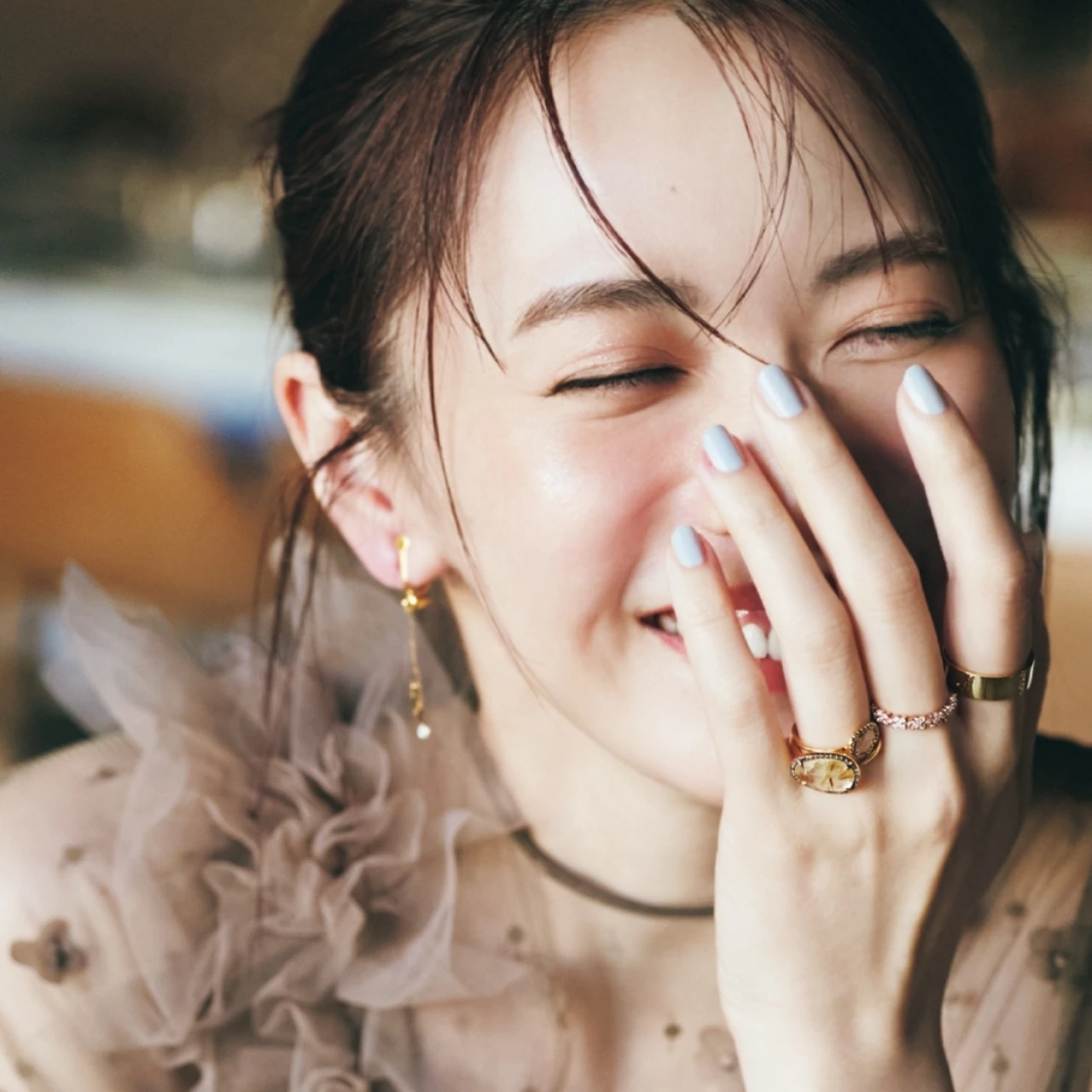 【結婚式お呼ばれの日のアクセ】“パール以外”の被らないアクセは、光る＆華奢めが好バランス！