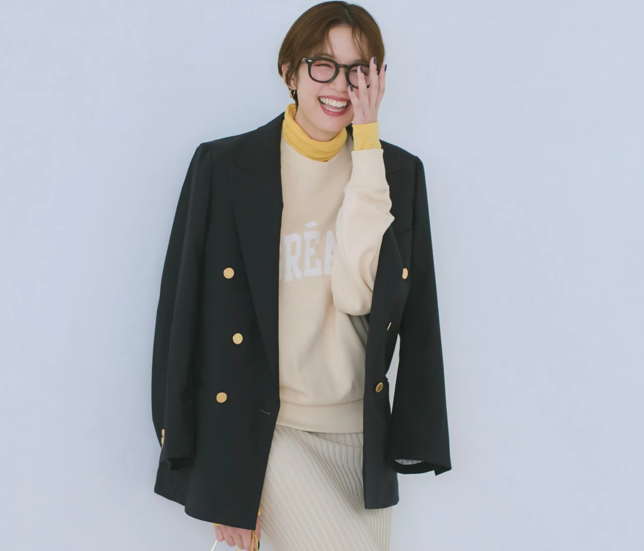 【ジャケットコーデ】柔らか色のスウェットでハンサムなジャケットに親しみを【BAILA今日のコーデ】