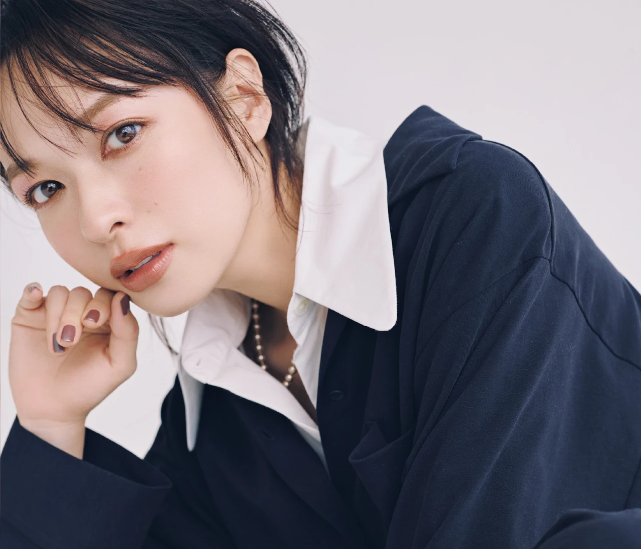 秋のデイリーメイクは目もとにラメ&頬はパールをプラスして【大人の秋の“多幸感”メイク】