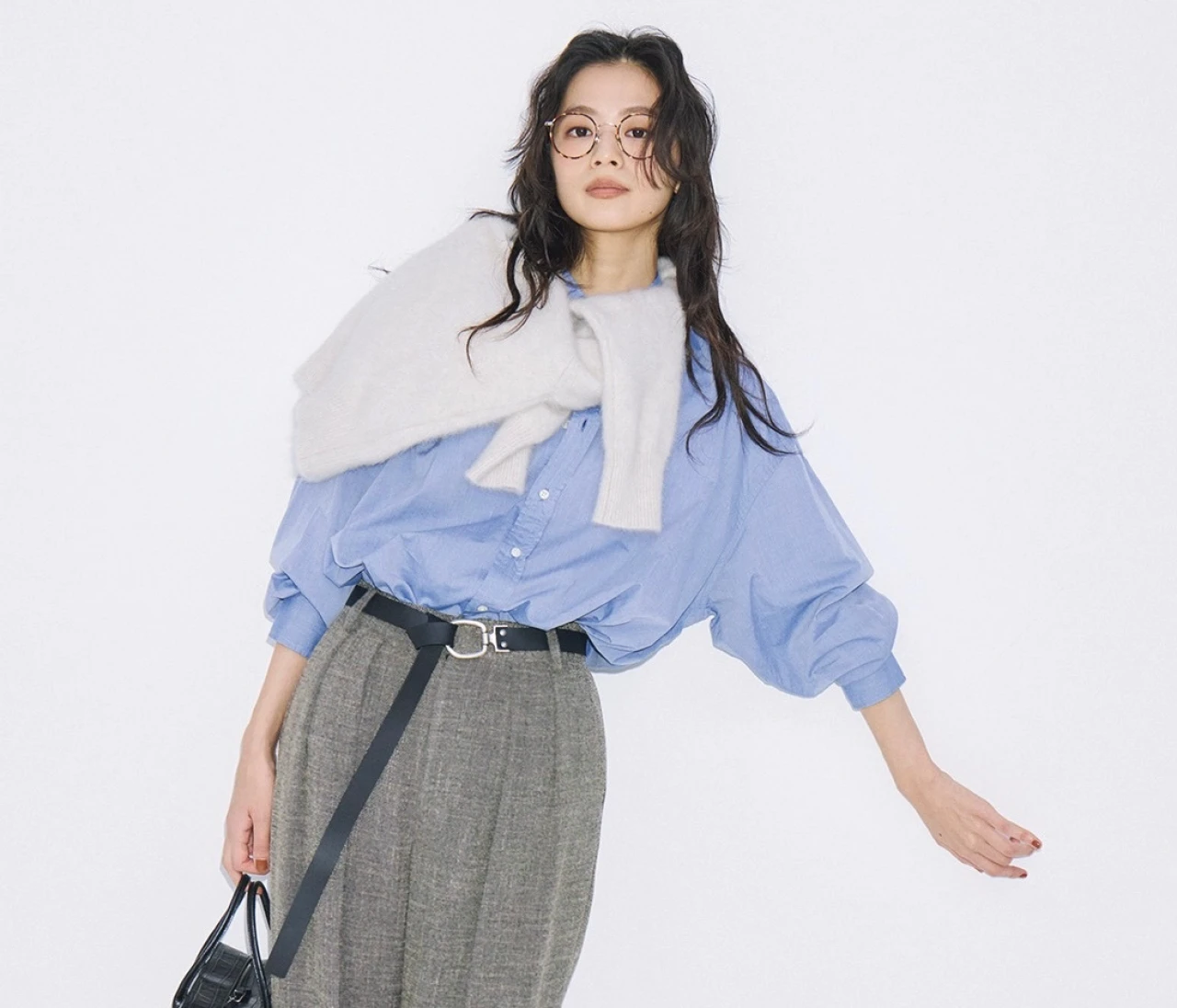 【ベルトコーデ】ゆるりと垂らして楽しむロングベルトで抜け感を【BAILA今日のコーデ】