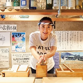 美人店主が自ら削る極上“かつおめし”にラブコールの嵐【食いしん坊ジャーナル】