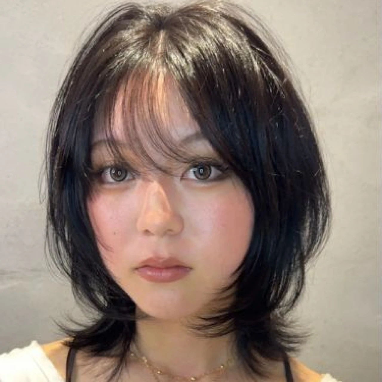 【カットだけでおしゃれなミディアムヘア】シースルーバング＆レイヤーカットで夏らしく簡単スタイリングをプロが伝授