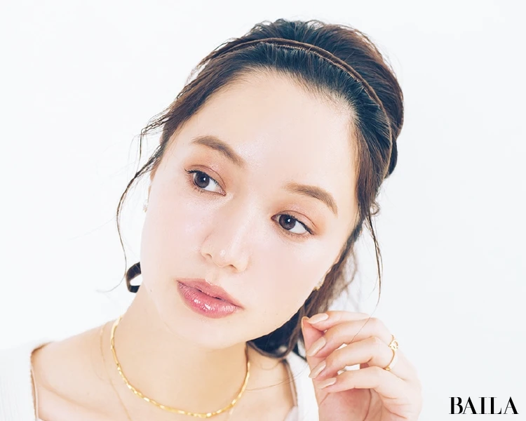 デートの日は「細カチューシャ」×「おでこ出しルーズポニー」で大人フェミニンヘア♡<動画あり>_10