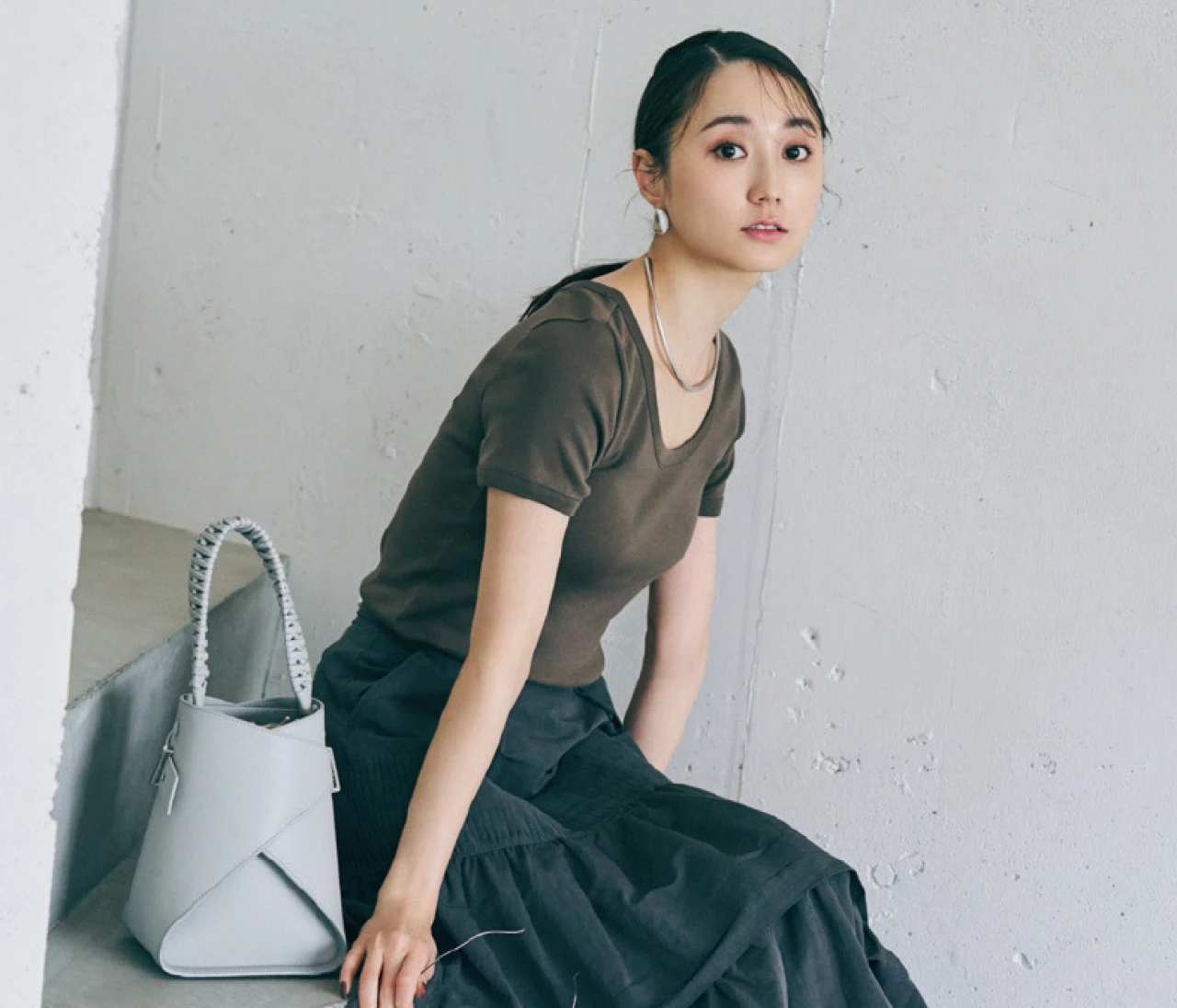 予想最高気温24度/小顔に見える!UネックTシャツが大人の味方【BAILA今日のコーデ】