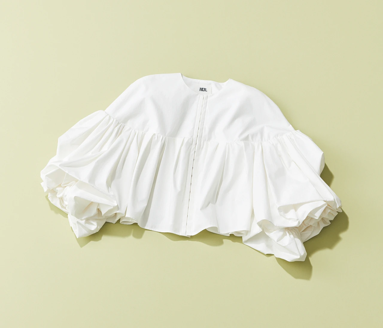 【チームBAILA発“ウワサのいい服”】「HER.（ハー）」のフリルブラウス