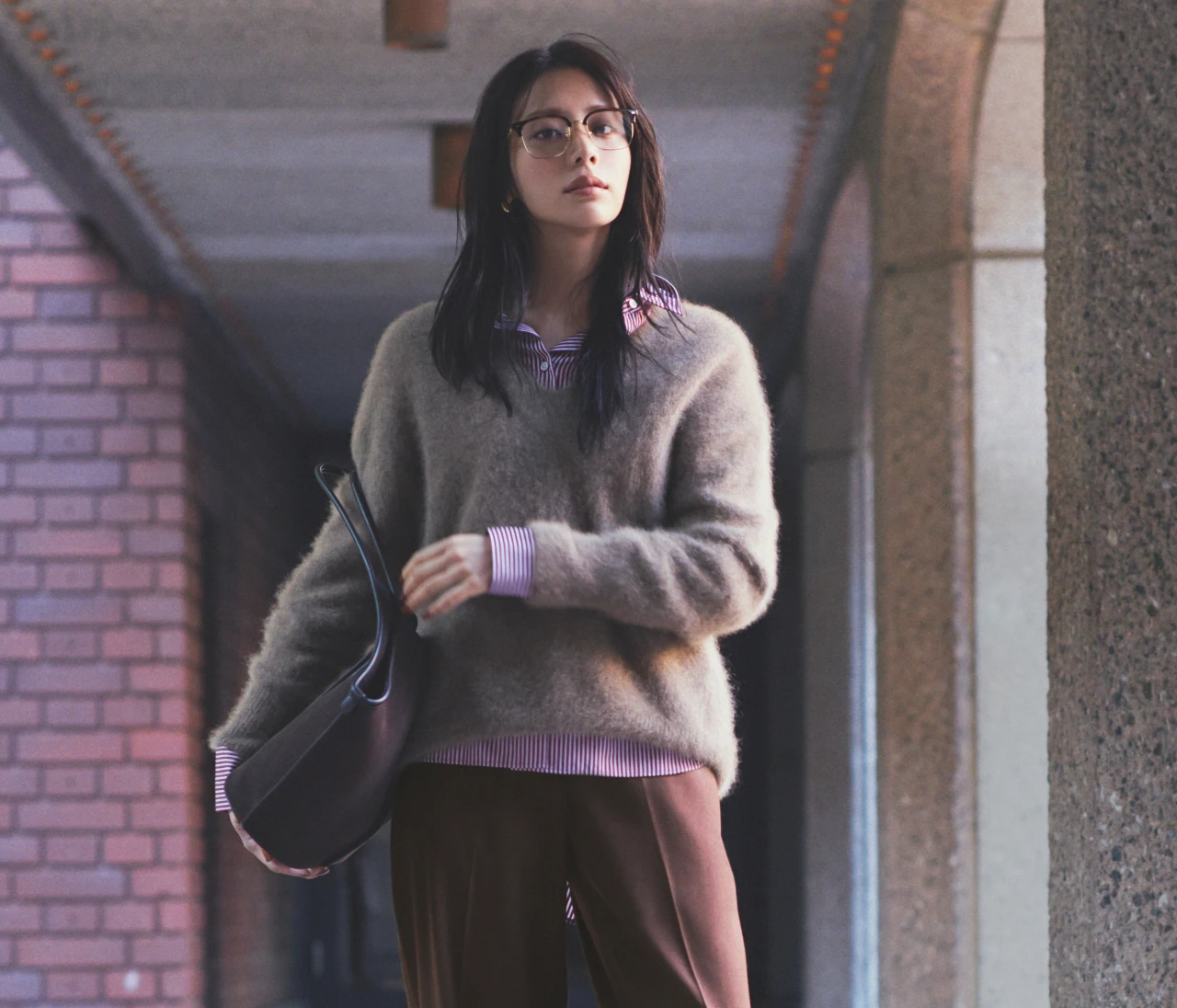 【ゆるテーパードパンツコーデ】インテリジェントな着こなしに赤みブラウンで今のムードを【BAILA今日のコーデ】