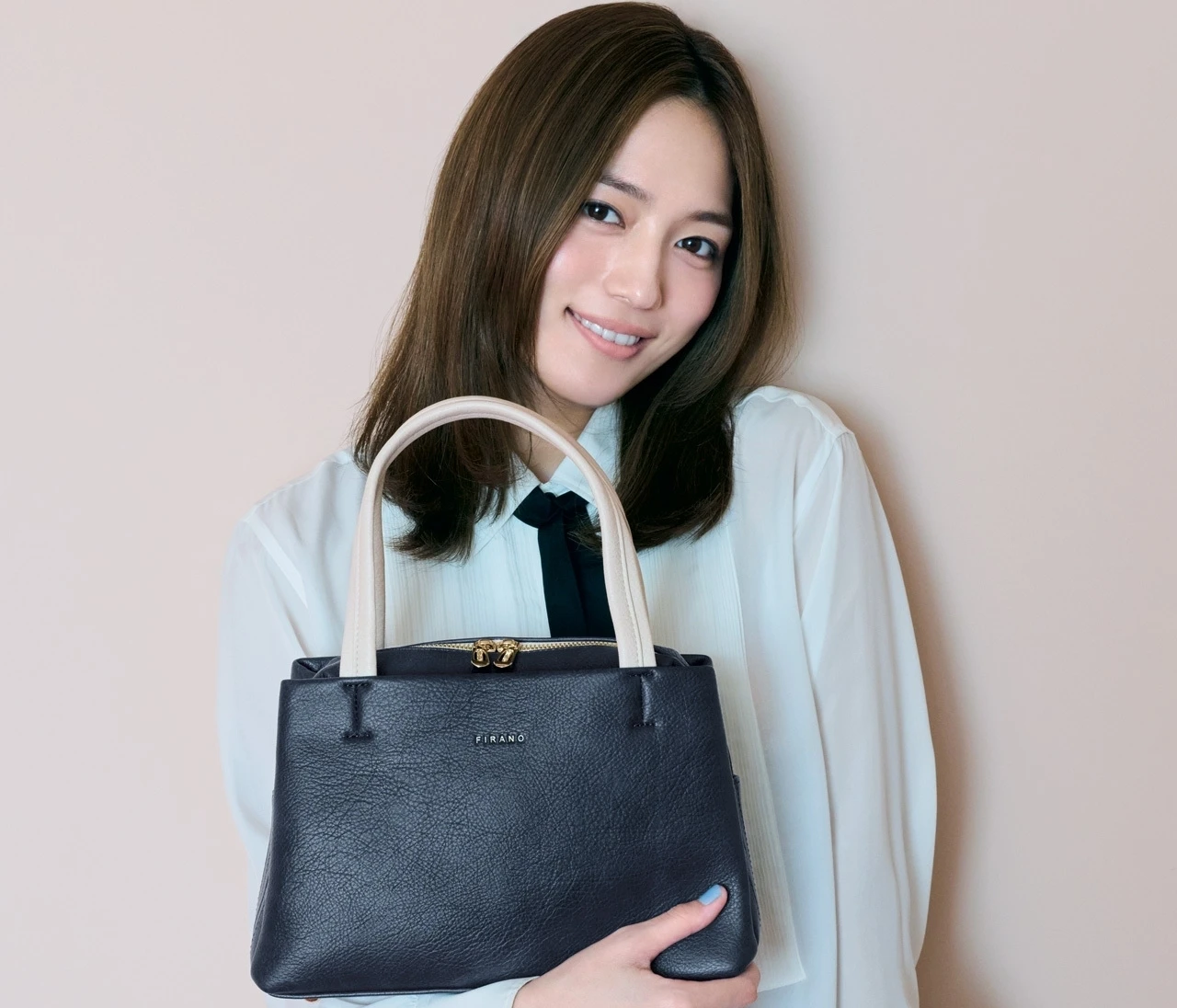 荷物が多い日も身軽でいたい日も！  川口春奈 meets 私たちの毎日にちょうどいい『フィラノ』のitバッグ