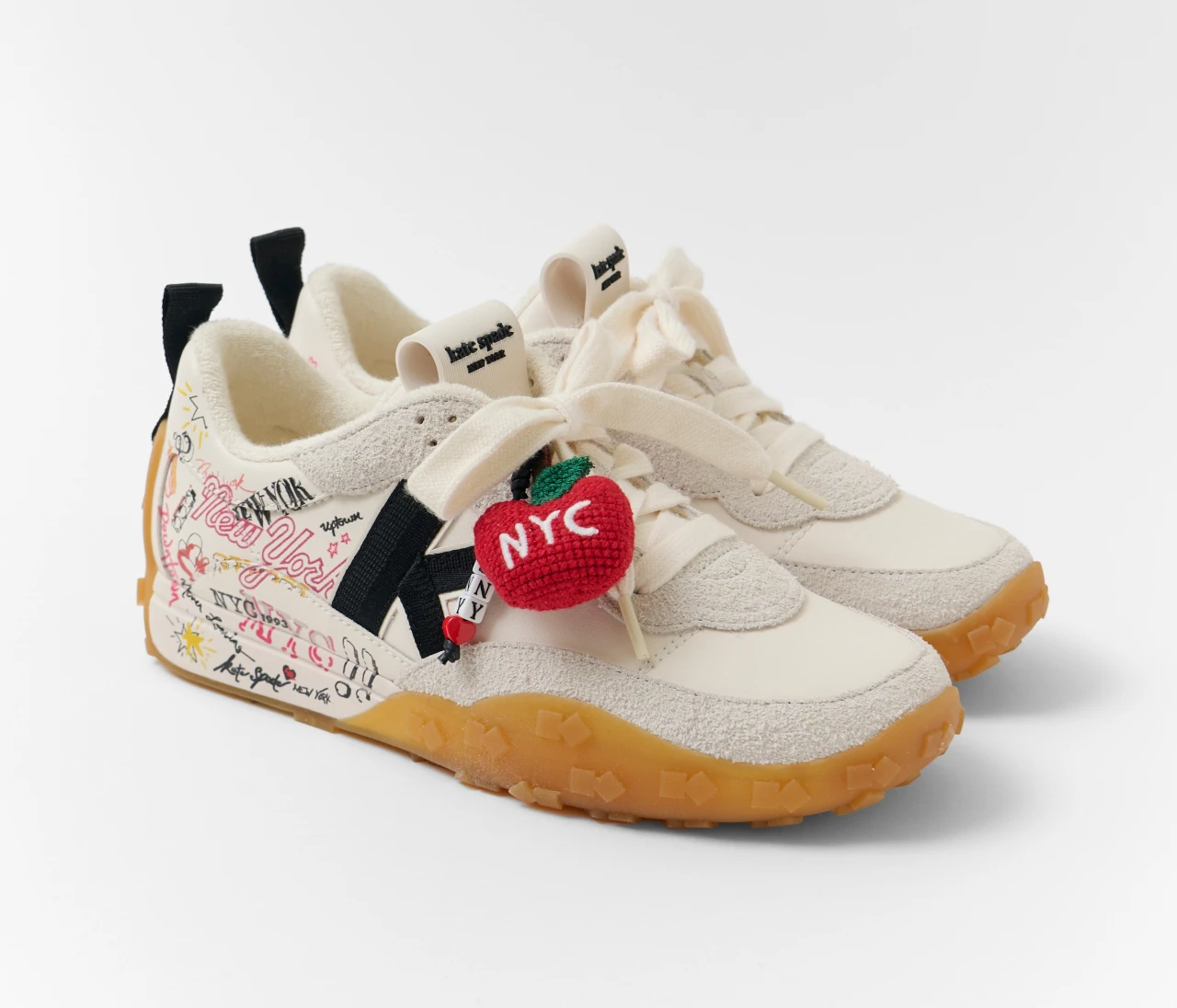 【ケイト・スペード ニューヨーク】スニーカーにもチャームを！ 足元から気分UP【きれいめ派の通勤・休日スニーカー】