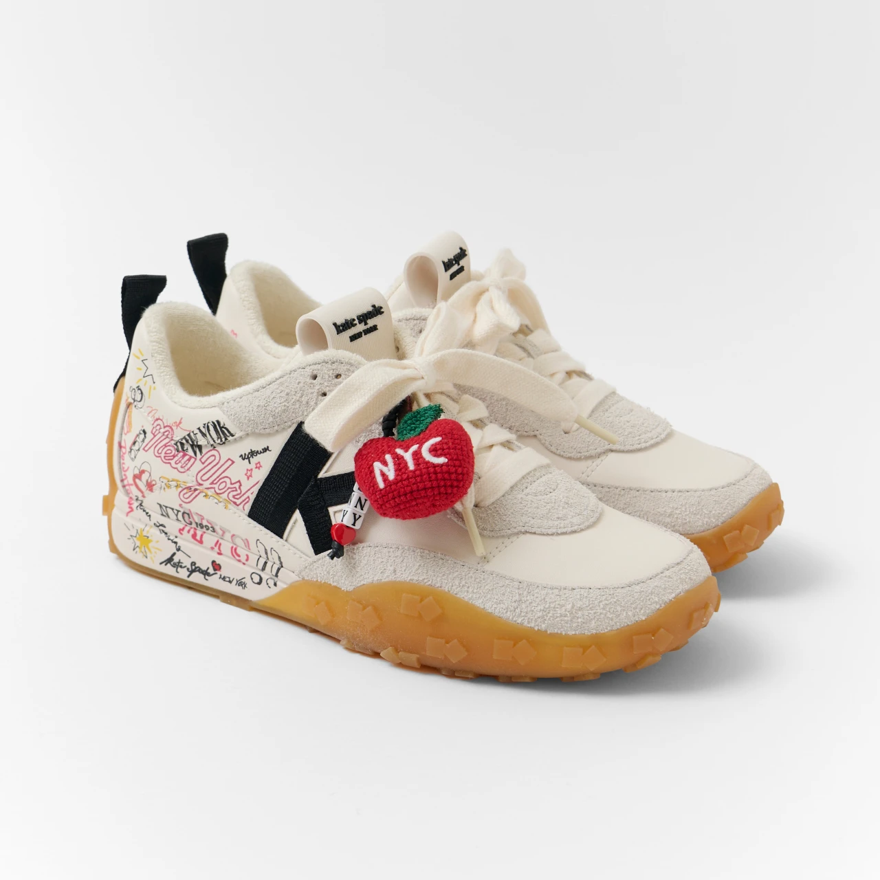 【ケイト・スペード ニューヨーク】スニーカーにもチャームを！ 足元から気分UP【きれいめ派の通勤・休日スニーカー】